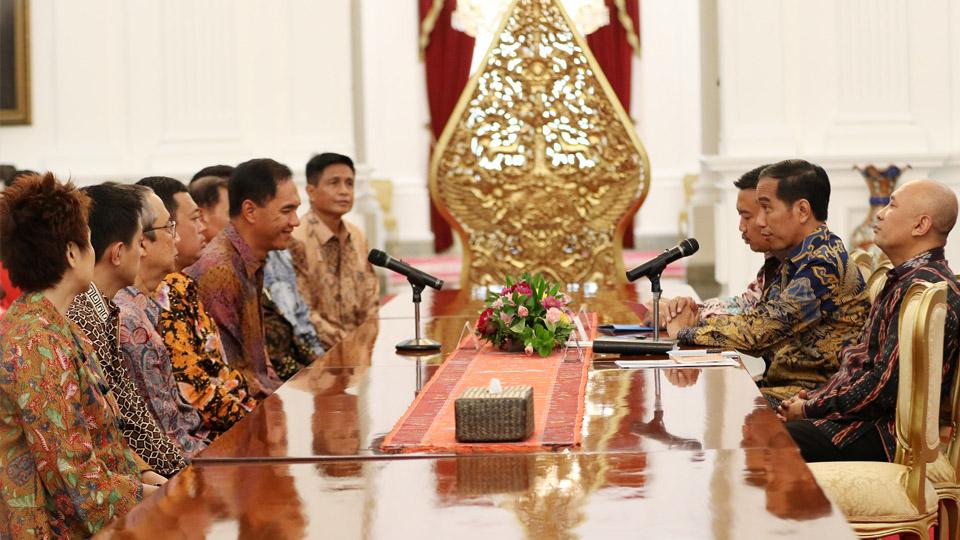 Perbincangan antara petinggi Persatuan Bulutangkis Seluruh Indonesia (PBSI) dengan Presiden Joko Widodo di Istana Merdeka.